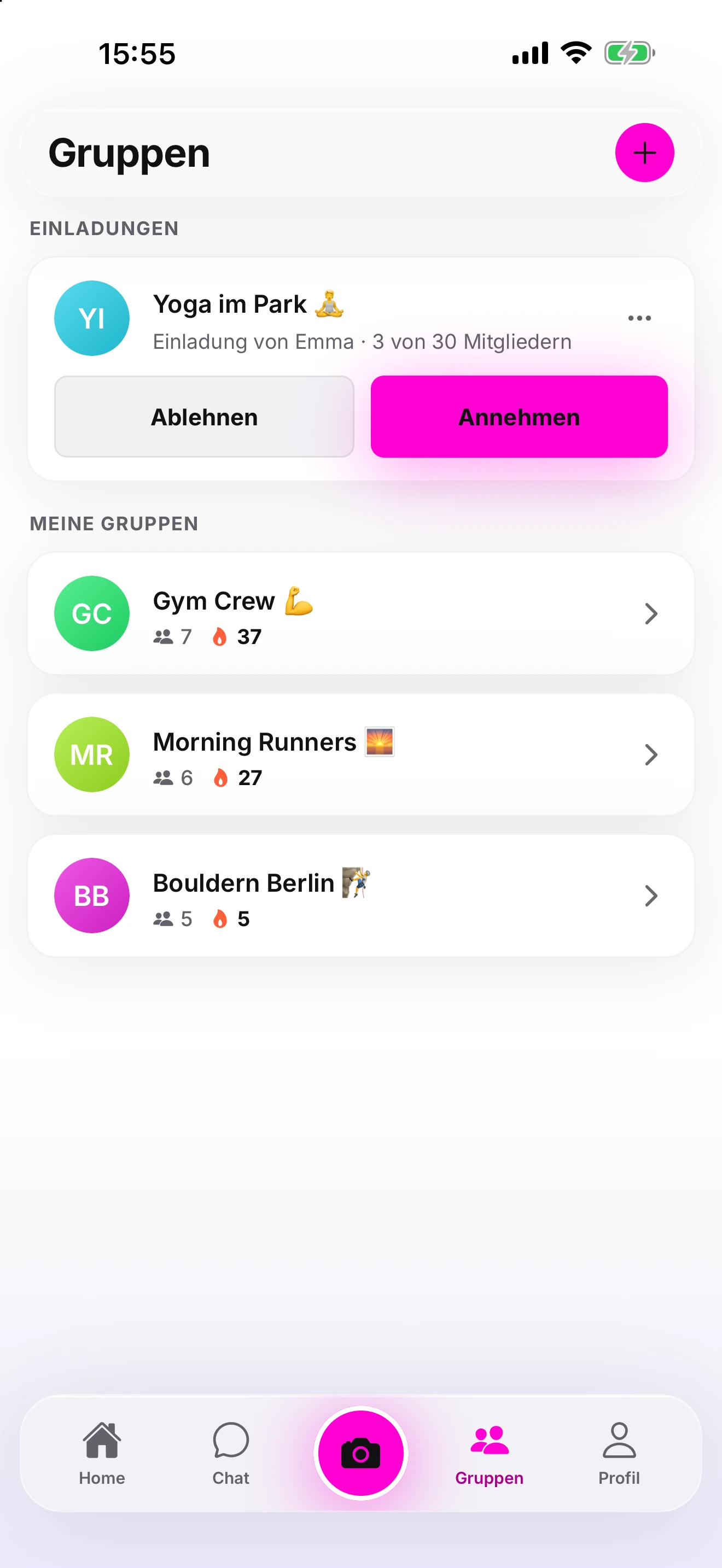 The groups list: an invitation to “Yoga im Park” with accept and decline, and three groups, each with its members and flames.