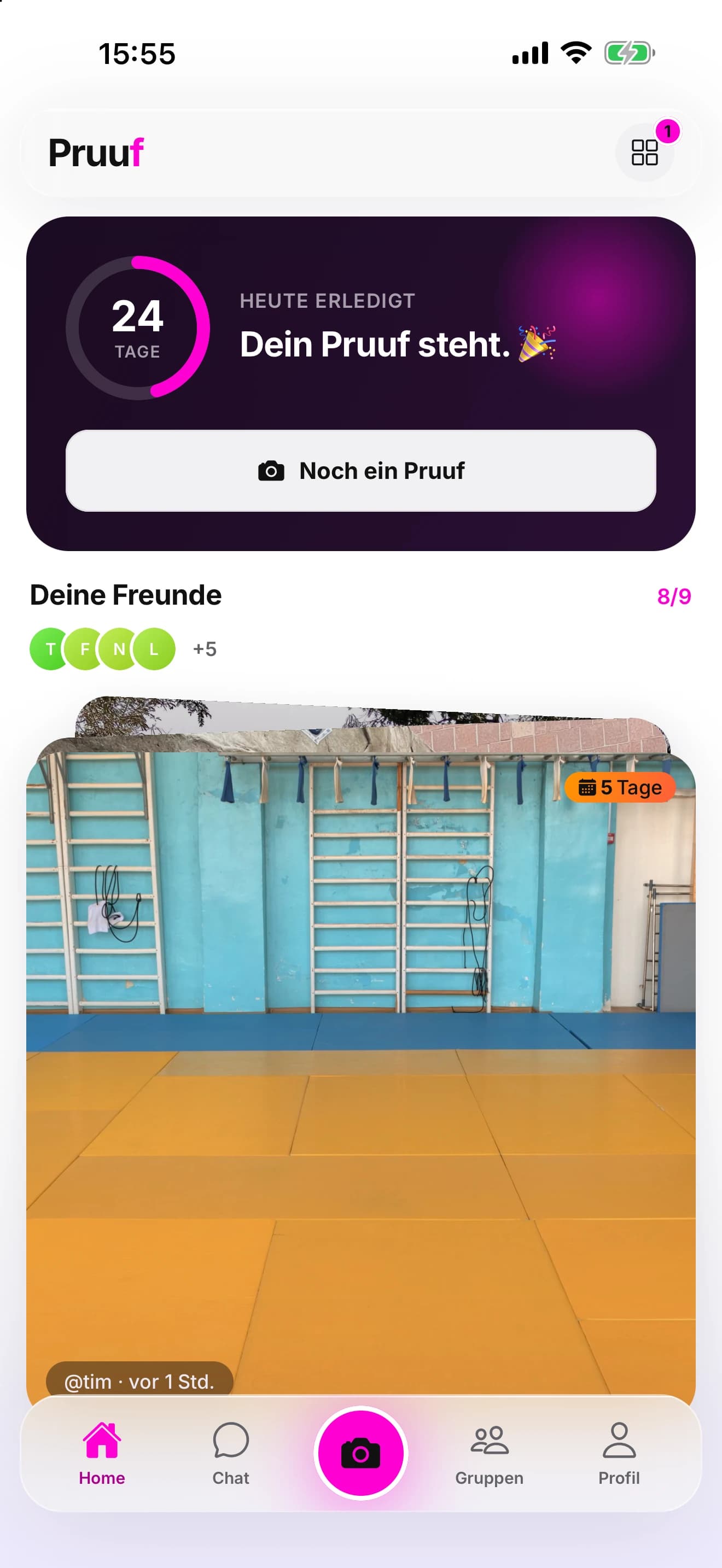Pruuf home screen: a streak ring at 24 days with “Heute erledigt. Dein Pruuf steht.”, a button for another proof, a row of friends, and a friend’s photo of a gym hall.