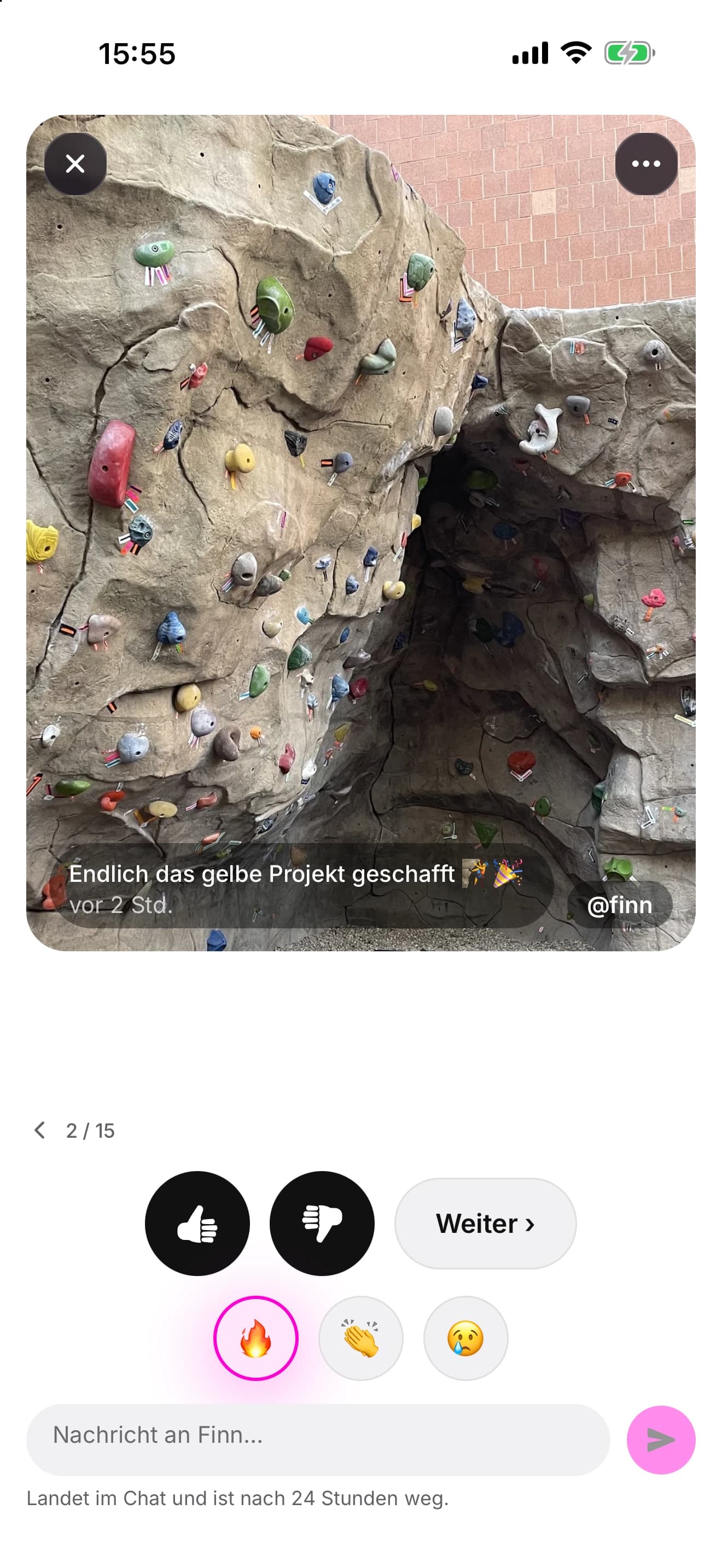 A friend’s proof: a bouldering wall with the caption “Endlich das gelbe Projekt geschafft”, thumbs up and down, the fire reaction selected, and a message field with the app’s note “Landet im Chat und ist nach 24 Stunden weg.”